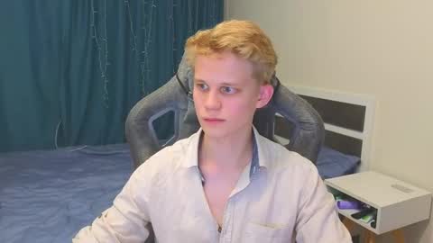 Snapshot of meow_mickey chatting on 10/20/25, 03:01 Mickey online show from 10/20/25, 03:01