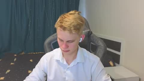 Snapshot of meow_mickey chatting on 11/16/25, 10:32 Mickey online show from 11/16/25, 10:32