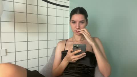 Snapshot of meralynn chatting on 06/22/26, 06:32 LEVA online show from 06/22/26, 06:32