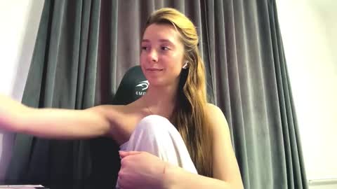 Snapshot of meredithboehmer chatting on 12/17/25, 08:09 Mary online show from 12/17/25, 08:09