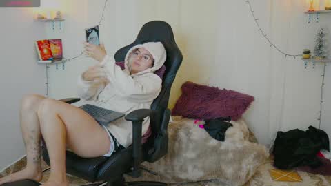 Snapshot of merida_bell18 chatting on 12/04/24, 06:50 Merida Bell online show from 12/04/24, 06:50