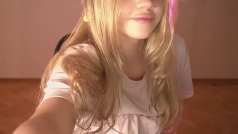 Snapshot of mermaids_ chatting on 01/12/25, 12:18 Lara OFFLINE online show from 01/12/25, 12:18