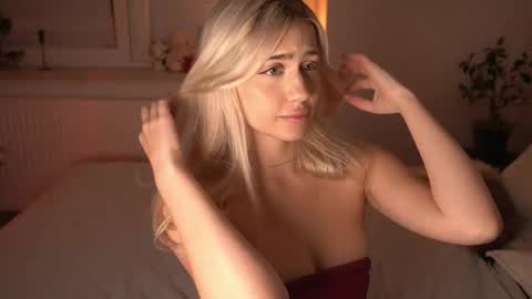 Lara OFFLINE  online show from 12/18/25, 09:54