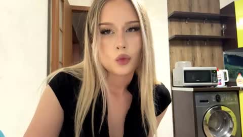 Snapshot of merrileesmoldt chatting on 06/27/26, 01:39 Stefani online show from 06/27/26, 01:39