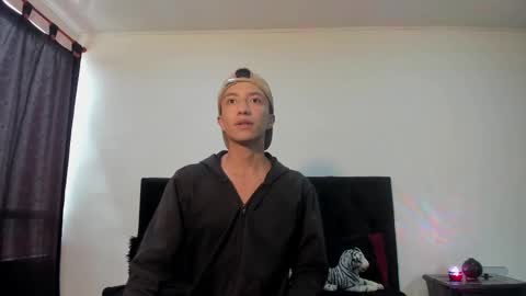 Snapshot of mhatias_ chatting on 11/17/25, 03:51 MATHIAS online show from 11/17/25, 03:51