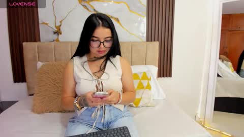Mia Bloom online show from 05/17/26, 02:24