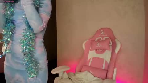 Mia  GMT7 Mon Tue Wen Thur 1000am-0300pm Sat 0300am-0900am online show from 12/31/24, 12:43