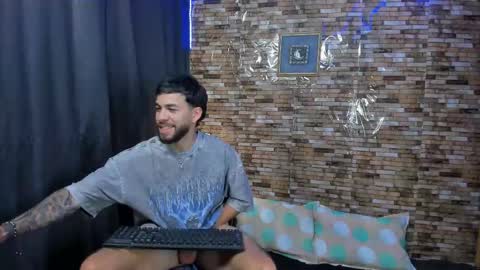 Snapshot of mia_and_vincentt chatting on 03/04/25, 09:29 Mia and vincentt model indepent online show from 03/04/25, 09:29