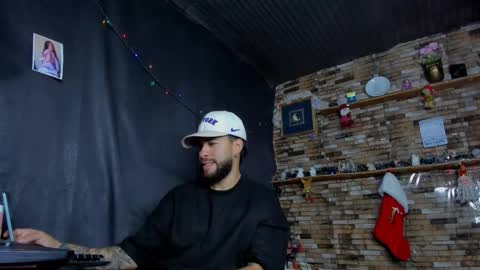 Snapshot of mia_and_vincentt chatting on 11/28/25, 04:37 Mia and vincentt model indepent online show from 11/28/25, 04:37