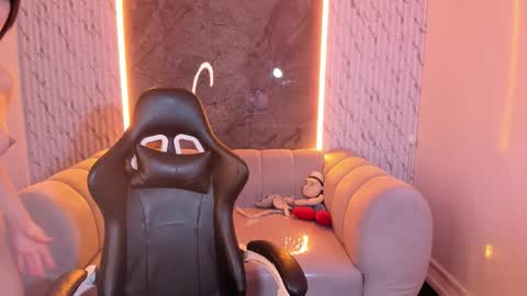 mia_collins_b online show from 11/14/25, 01:10