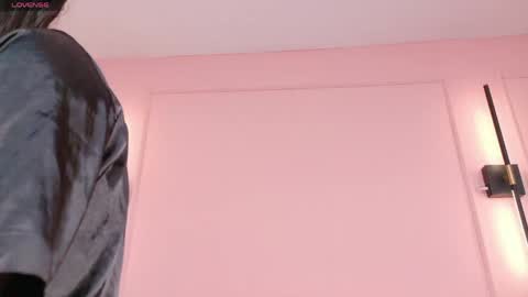 Mia 3 online show from 04/18/26, 08:20