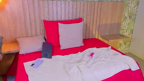 Snapshot of mia_cullens chatting on 12/05/25, 02:14 Mia online show from 12/05/25, 02:14