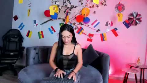 Snapshot of mia_davis__ chatting on 06/18/26, 11:36 mia_davis__ online show from 06/18/26, 11:36