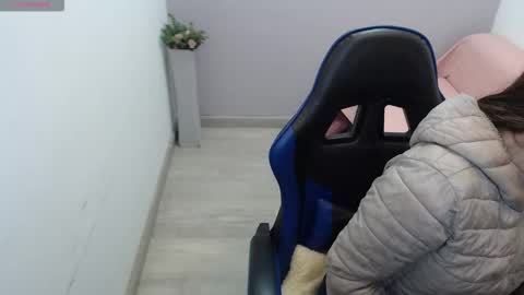 Mia online show from 12/22/25, 01:41