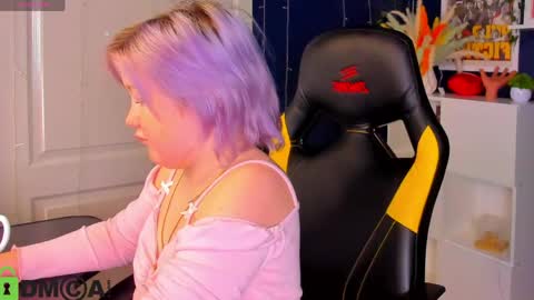 Mia online show from 05/19/26, 03:02