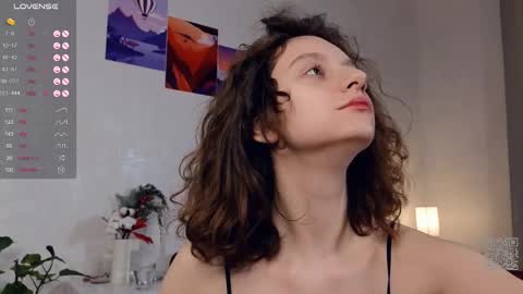 Snapshot of mia_frizz chatting on 02/28/25, 04:10 Mia online show from 02/28/25, 04:10