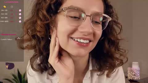 Snapshot of mia_frizz chatting on 09/23/25, 04:10 Mia online show from 09/23/25, 04:10