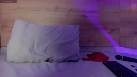  I am Mia  online show from 12/22/25, 04:04