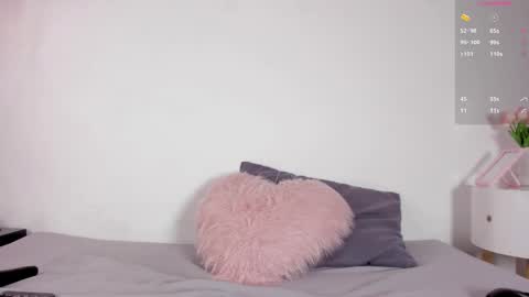 Snapshot of mia_holson chatting on 04/20/26, 01:03 I am Mia online show from 04/20/26, 01:03