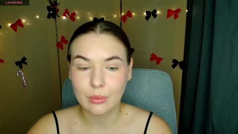 mia_lemm online show from 12/22/25, 07:49