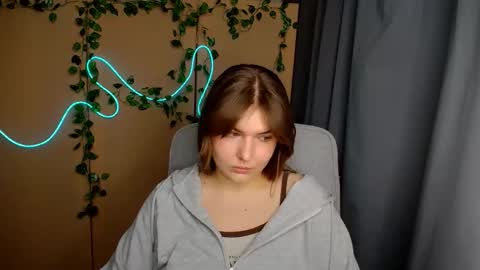 mia_lemm online show from 04/10/26, 05:56