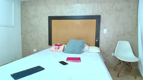 MIALOPEZ      .     Y      .      online show from 12/28/24, 05:14