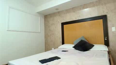 MIALOPEZ      .     Y      .      online show from 02/09/25, 12:52