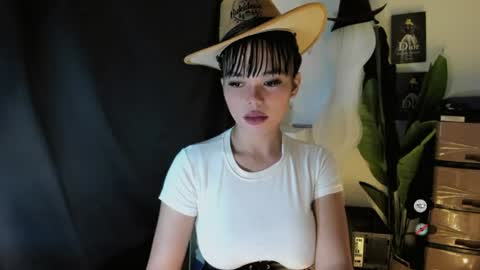 Snapshot of mia_lover9 chatting on 06/17/26, 03:42 M I A online show from 06/17/26, 03:42