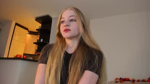 Snapshot of mia_meows chatting on 09/23/25, 10:40 Mia here Appreciate your support online show from 09/23/25, 10:40