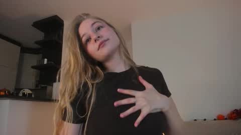 Snapshot of mia_meows chatting on 10/15/25, 03:12 Mia here Appreciate your support online show from 10/15/25, 03:12