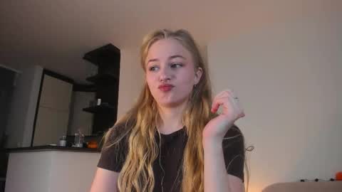 Snapshot of mia_meows chatting on 10/18/25, 11:55 Mia here Appreciate your support online show from 10/18/25, 11:55