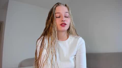 Snapshot of mia_meows chatting on 11/04/25, 12:37 Mia here Appreciate your support online show from 11/04/25, 12:37