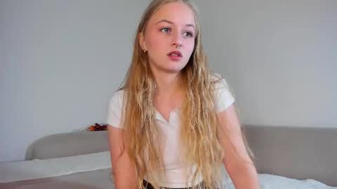 Snapshot of mia_meows chatting on 11/07/25, 12:49 Mia here Appreciate your support online show from 11/07/25, 12:49