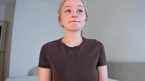 Snapshot of mia_meows chatting on 11/12/25, 12:38 Mia here Appreciate your support online show from 11/12/25, 12:38