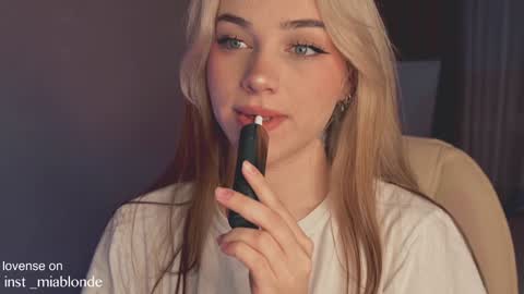 Snapshot of mia_milagros chatting on 12/25/24, 02:25 mia_milagros online show from 12/25/24, 02:25