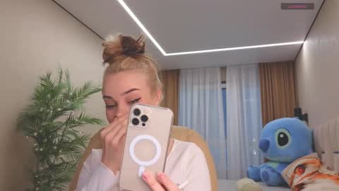 Snapshot of mia_milagros chatting on 02/14/25, 04:15 mia_milagros online show from 02/14/25, 04:15