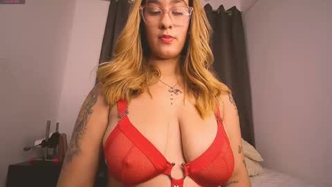 mia independent model online show from 03/24/26, 11:10