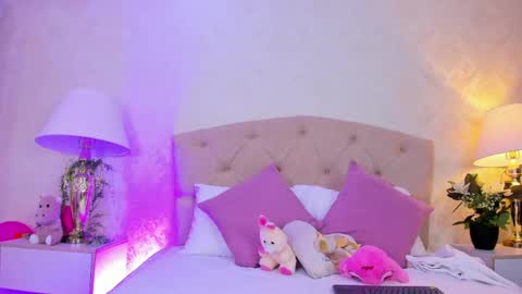 mia montess online show from 04/17/26, 01:03