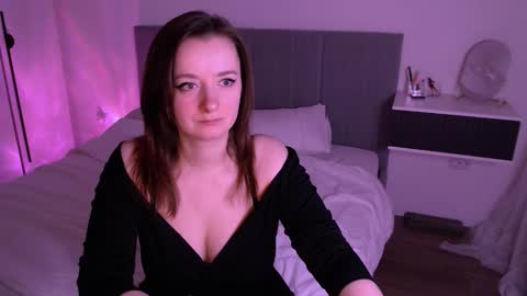 Snapshot of mia_muuur chatting on 10/28/25, 01:47 Mia online show from 10/28/25, 01:47