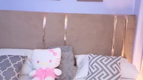 Snapshot of mia_naive chatting on 06/25/26, 12:53 Mia online show from 06/25/26, 12:53