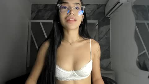 Snapshot of mia_petiteht chatting on 07/01/26, 08:19 mia_petiteht online show from 07/01/26, 08:19