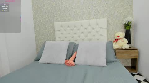 Mia online show from 04/12/26, 06:02