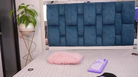 mia online show from 04/15/26, 05:25