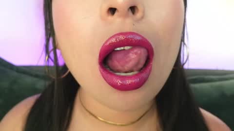 Mia online show from 05/08/26, 12:05