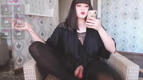 mia_wallase online show from 12/05/25, 08:12