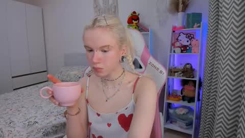 Snapshot of mia_waterlily chatting on 02/10/26, 03:21 Mia online show from 02/10/26, 03:21