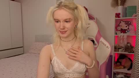 Snapshot of mia_waterlily chatting on 03/01/26, 03:19 Mia online show from 03/01/26, 03:19