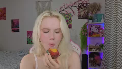 Mia online show from 05/04/26, 03:24