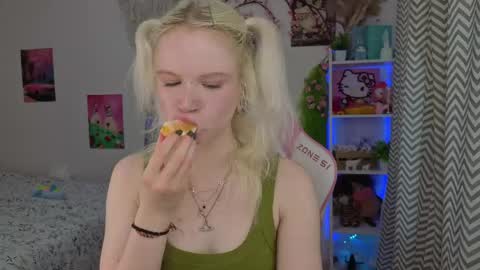 Mia online show from 05/09/26, 03:34