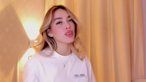 Mia White  online show from 02/13/26, 01:40